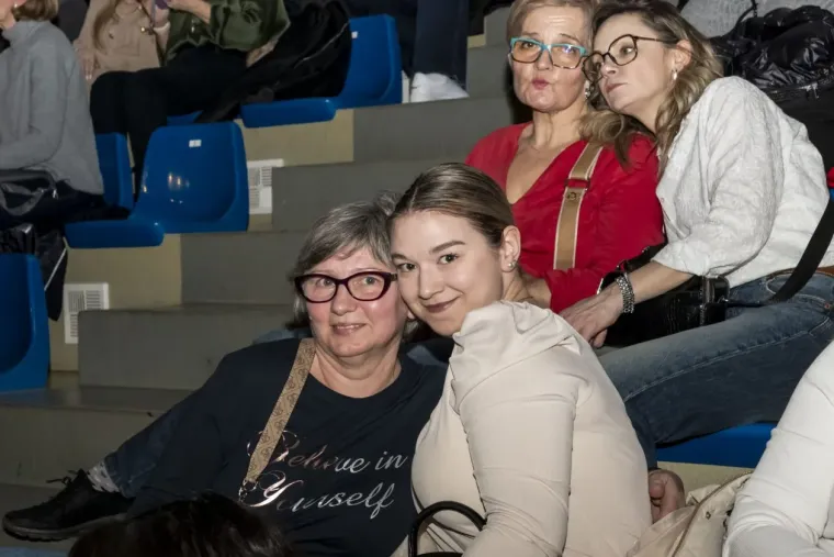 Legice u minicama zasjenile nastup: Plavu&scaron;a i crnka ukrale show na koncertu The Frajli u Osijeku