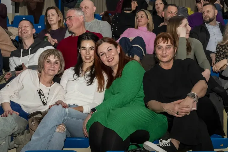 Legice u minicama zasjenile nastup: Plavu&scaron;a i crnka ukrale show na koncertu The Frajli u Osijeku