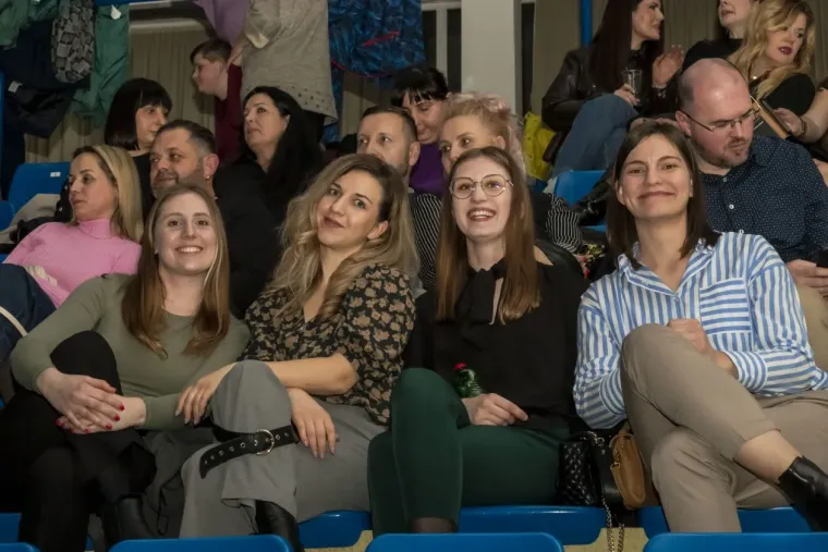 Legice u minicama zasjenile nastup: Plavu&scaron;a i crnka ukrale show na koncertu The Frajli u Osijeku