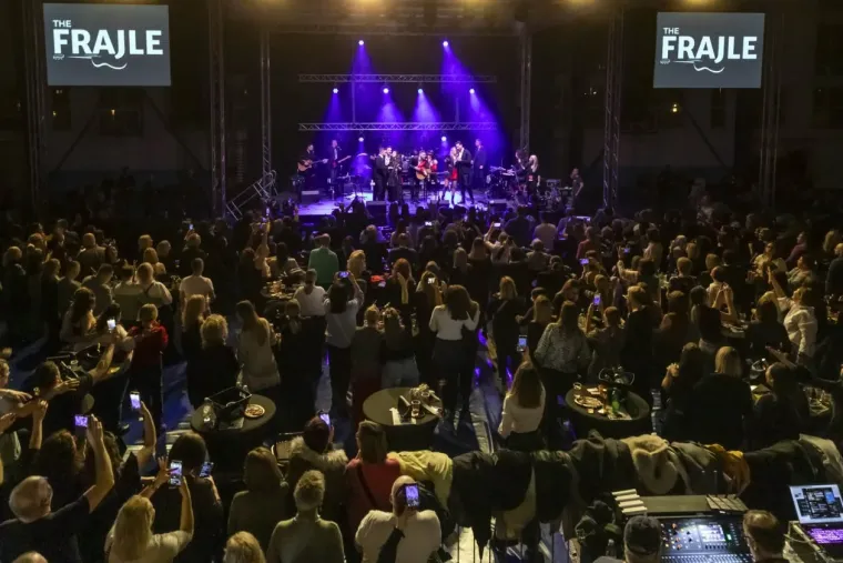 Legice u minicama zasjenile nastup: Plavu&scaron;a i crnka ukrale show na koncertu The Frajli u Osijeku