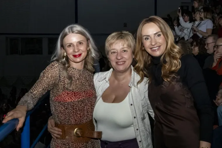 Legice u minicama zasjenile nastup: Plavu&scaron;a i crnka ukrale show na koncertu The Frajli u Osijeku