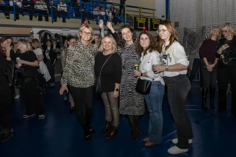 Legice u minicama zasjenile nastup: Plavu&scaron;a i crnka ukrale show na koncertu The Frajli u Osijeku