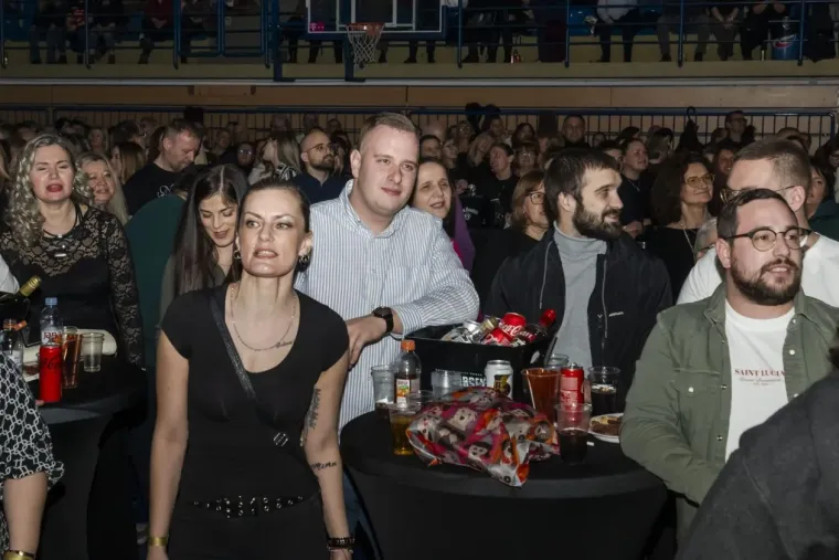 Legice u minicama zasjenile nastup: Plavu&scaron;a i crnka ukrale show na koncertu The Frajli u Osijeku