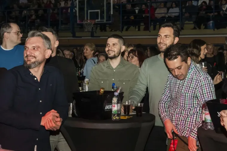 Legice u minicama zasjenile nastup: Plavu&scaron;a i crnka ukrale show na koncertu The Frajli u Osijeku