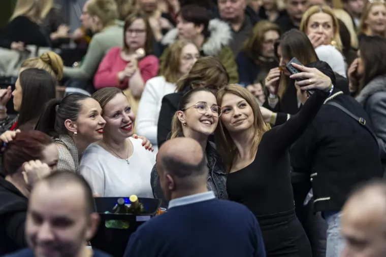 Legice u minicama zasjenile nastup: Plavu&scaron;a i crnka ukrale show na koncertu The Frajli u Osijeku