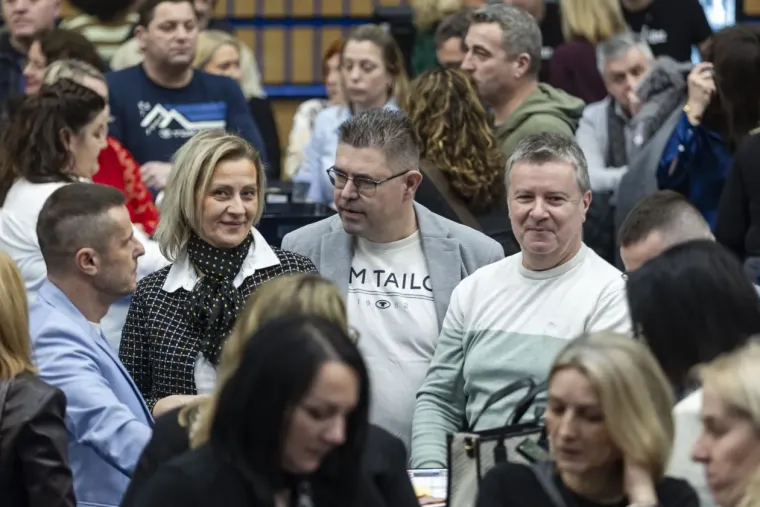 Legice u minicama zasjenile nastup: Plavu&scaron;a i crnka ukrale show na koncertu The Frajli u Osijeku