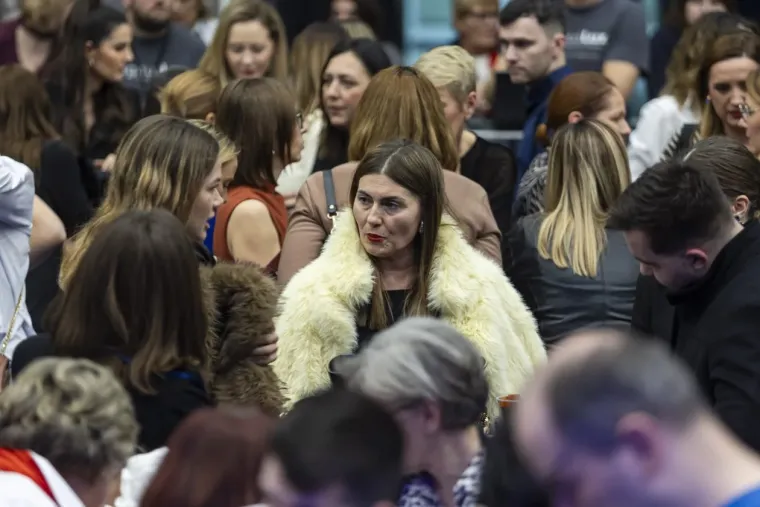Legice u minicama zasjenile nastup: Plavu&scaron;a i crnka ukrale show na koncertu The Frajli u Osijeku
