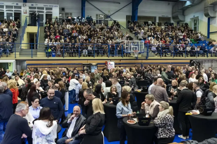 Legice u minicama zasjenile nastup: Plavu&scaron;a i crnka ukrale show na koncertu The Frajli u Osijeku