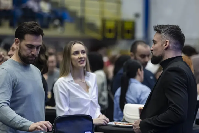 Legice u minicama zasjenile nastup: Plavu&scaron;a i crnka ukrale show na koncertu The Frajli u Osijeku
