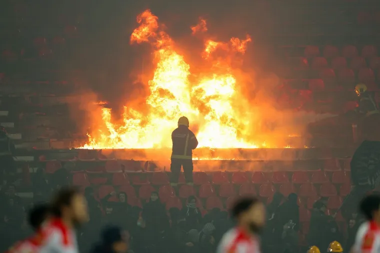 Grobari zapalili Marakanu, vatrogasci gasili veliku vatru: 'Skandalozne scene u Beogradu'