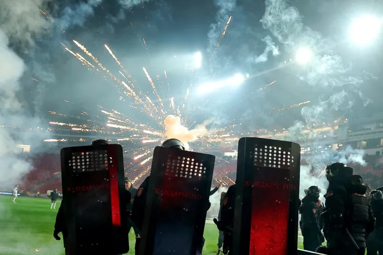 Grobari zapalili Marakanu, vatrogasci gasili veliku vatru: 'Skandalozne scene u Beogradu'