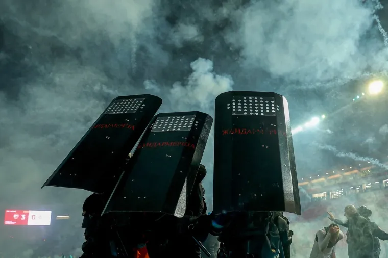 Grobari zapalili Marakanu, vatrogasci gasili veliku vatru: 'Skandalozne scene u Beogradu'