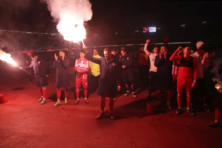 Grobari zapalili Marakanu, vatrogasci gasili veliku vatru: 'Skandalozne scene u Beogradu'