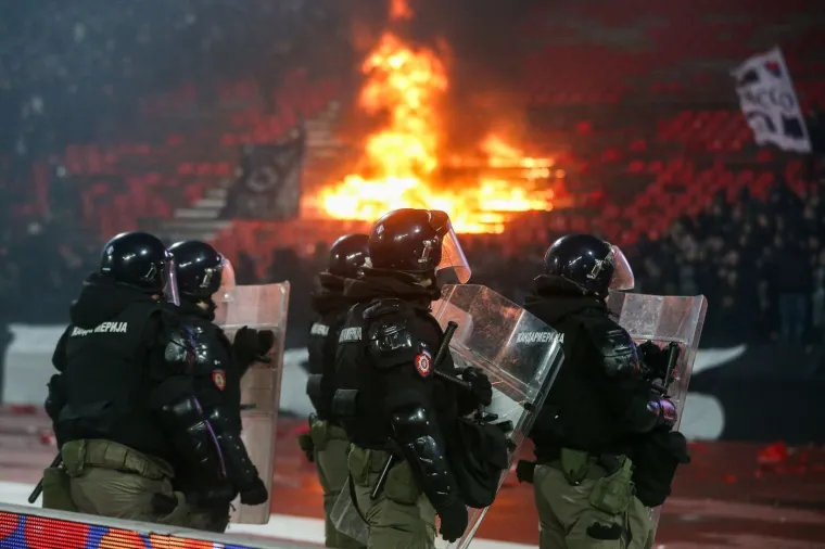 Grobari zapalili Marakanu, vatrogasci gasili veliku vatru: 'Skandalozne scene u Beogradu'