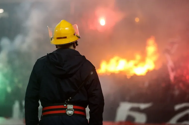 Grobari zapalili Marakanu, vatrogasci gasili veliku vatru: 'Skandalozne scene u Beogradu'