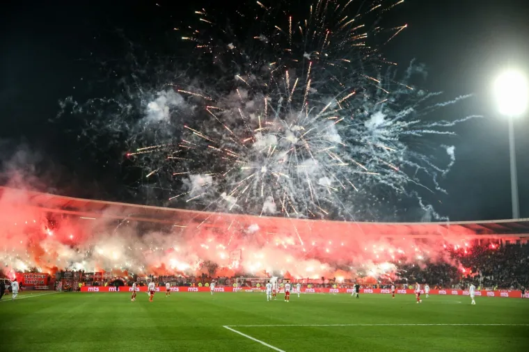 Grobari zapalili Marakanu, vatrogasci gasili veliku vatru: 'Skandalozne scene u Beogradu'