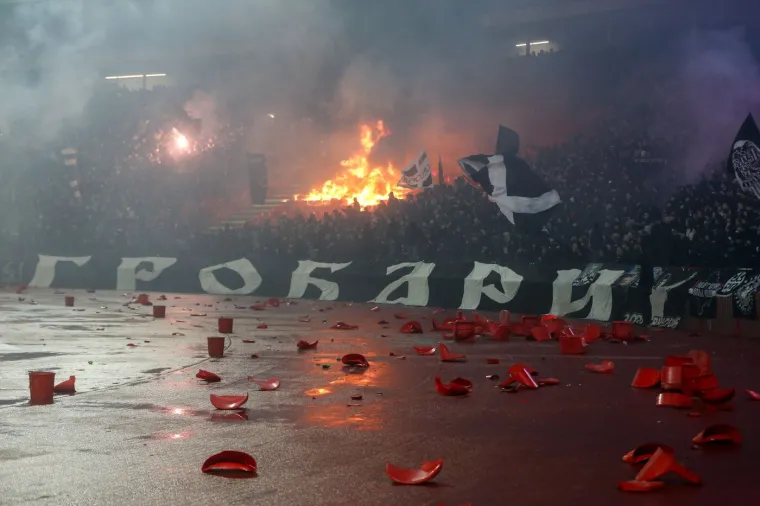 Grobari zapalili Marakanu, vatrogasci gasili veliku vatru: 'Skandalozne scene u Beogradu'