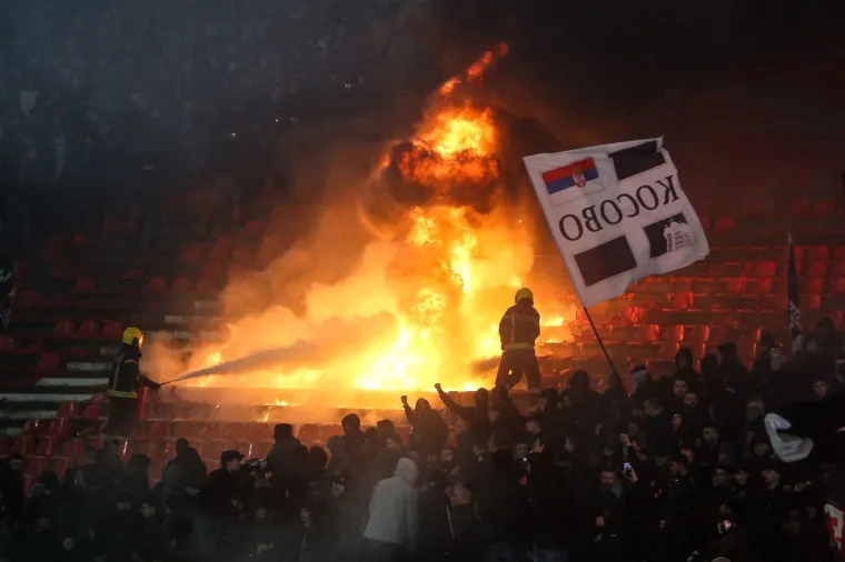 Grobari zapalili Marakanu, vatrogasci gasili veliku vatru: 'Skandalozne scene u Beogradu'