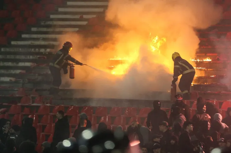 Grobari zapalili Marakanu, vatrogasci gasili veliku vatru: 'Skandalozne scene u Beogradu'