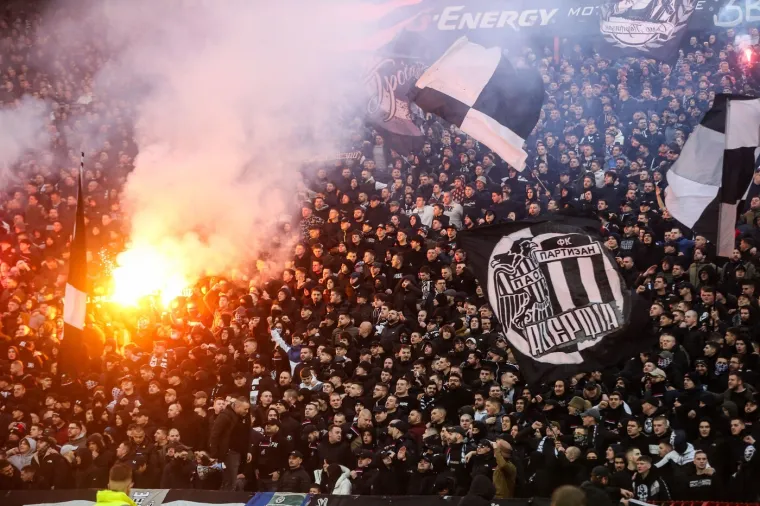 Grobari zapalili Marakanu, vatrogasci gasili veliku vatru: 'Skandalozne scene u Beogradu'