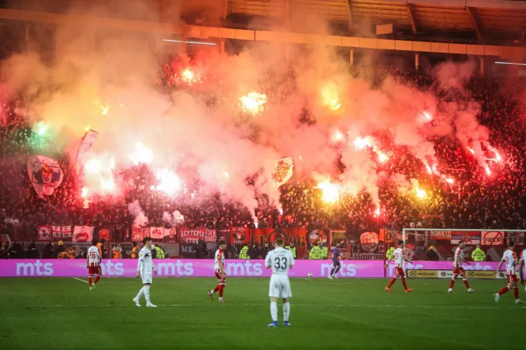 Grobari zapalili Marakanu, vatrogasci gasili veliku vatru: 'Skandalozne scene u Beogradu'