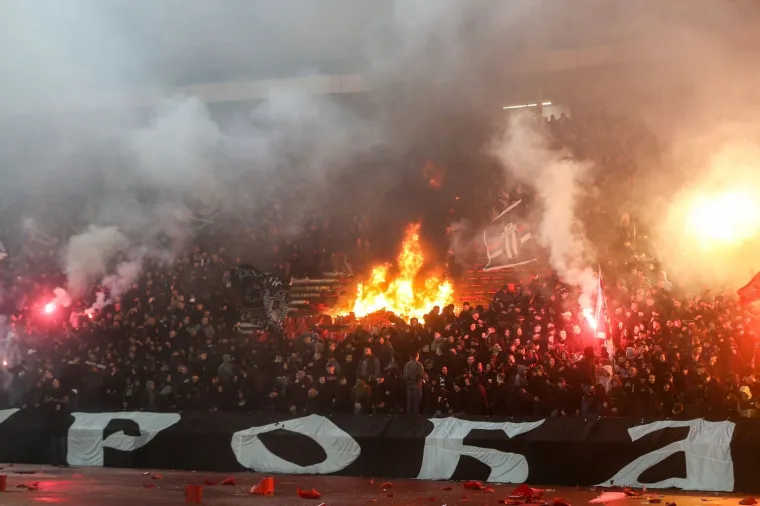 Grobari zapalili Marakanu, vatrogasci gasili veliku vatru: 'Skandalozne scene u Beogradu'