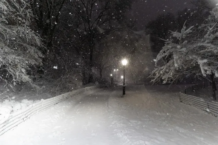 Na udaru snažne zimske oluje: Zatvorili su &scaron;kole, otkazali letove, ogla&scaron;ena upozorenja...