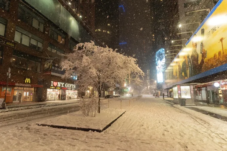 Na udaru snažne zimske oluje: Zatvorili su &scaron;kole, otkazali letove, ogla&scaron;ena upozorenja...