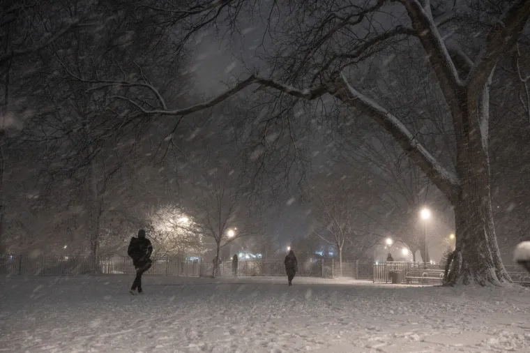 Na udaru snažne zimske oluje: Zatvorili su &scaron;kole, otkazali letove, ogla&scaron;ena upozorenja...