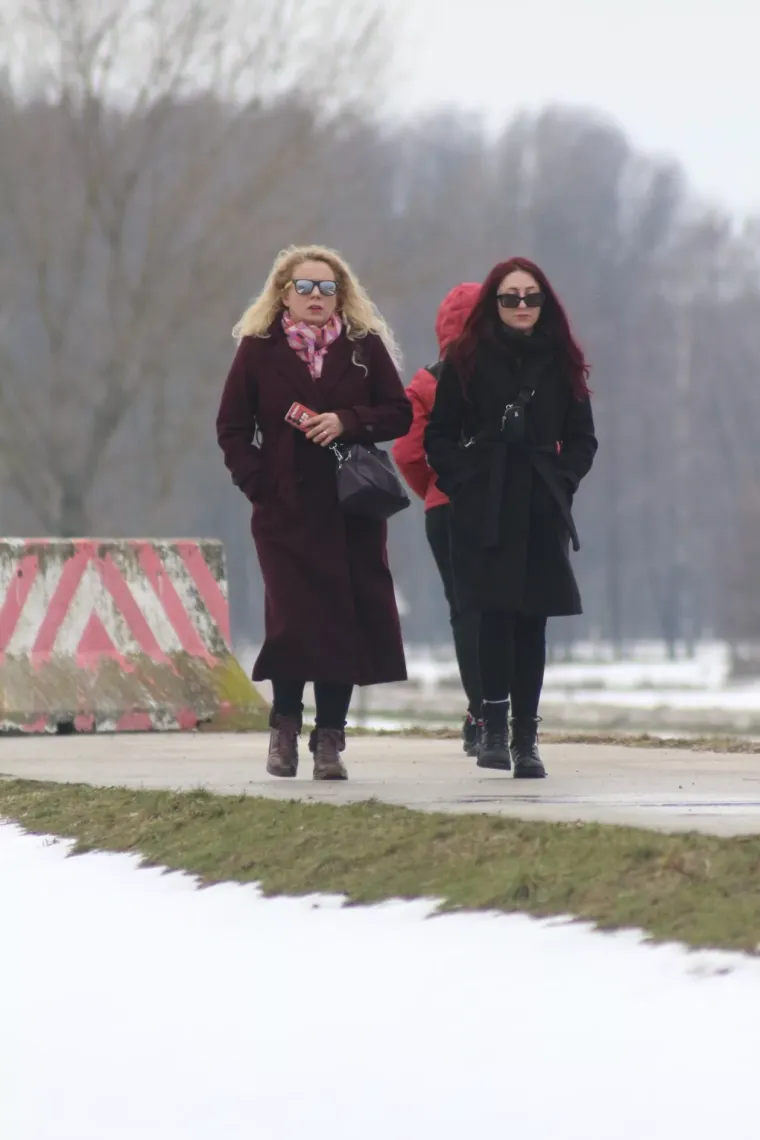 Zimski look koji osvaja: U prelo&scaron;koj Marini nema tko se nije okrenuo za plavu&scaron;om u smeđem kaputu