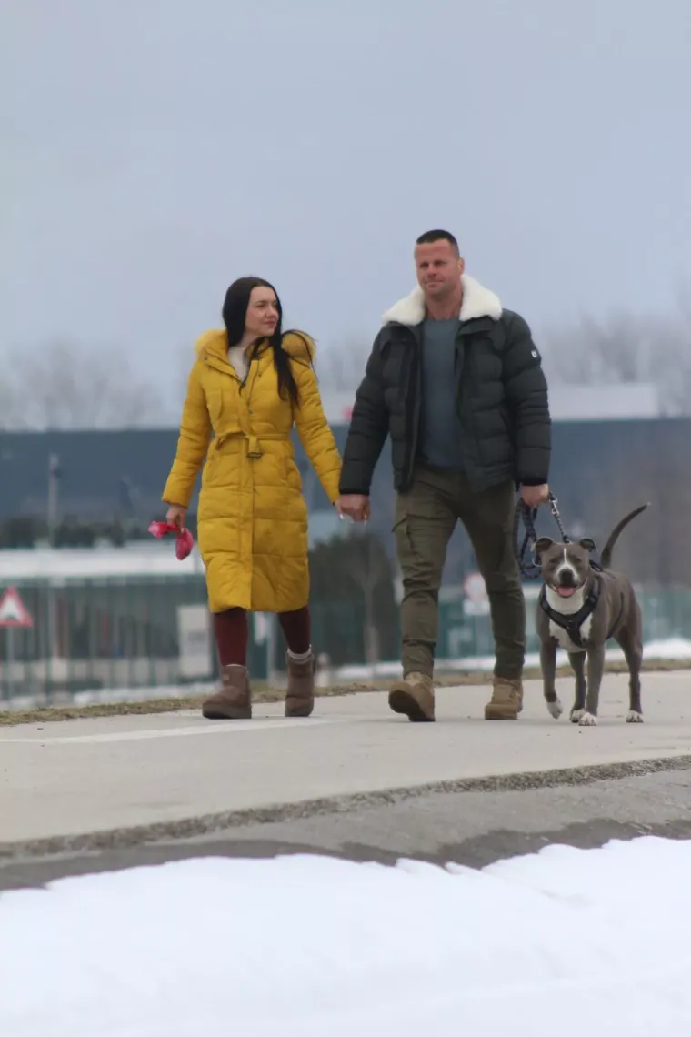 Zimski look koji osvaja: U prelo&scaron;koj Marini nema tko se nije okrenuo za plavu&scaron;om u smeđem kaputu