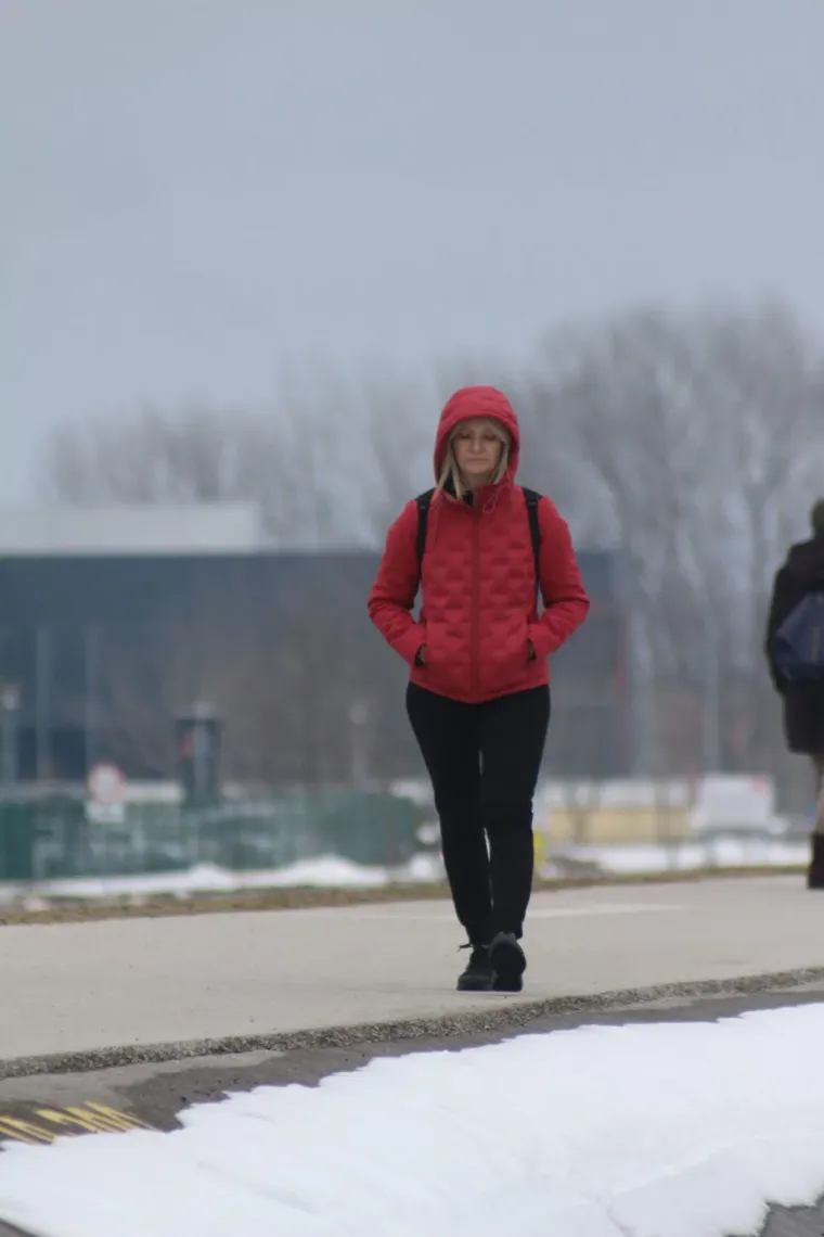 Zimski look koji osvaja: U prelo&scaron;koj Marini nema tko se nije okrenuo za plavu&scaron;om u smeđem kaputu