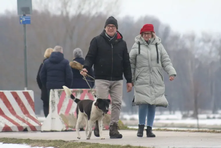 Zimski look koji osvaja: U prelo&scaron;koj Marini nema tko se nije okrenuo za plavu&scaron;om u smeđem kaputu