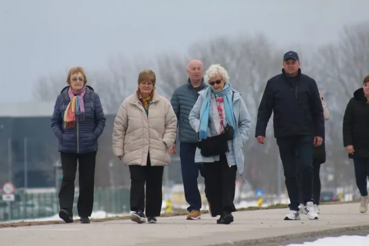 Zimski look koji osvaja: U prelo&scaron;koj Marini nema tko se nije okrenuo za plavu&scaron;om u smeđem kaputu