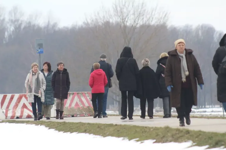 Zimski look koji osvaja: U prelo&scaron;koj Marini nema tko se nije okrenuo za plavu&scaron;om u smeđem kaputu
