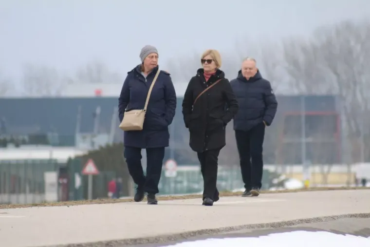 Zimski look koji osvaja: U prelo&scaron;koj Marini nema tko se nije okrenuo za plavu&scaron;om u smeđem kaputu