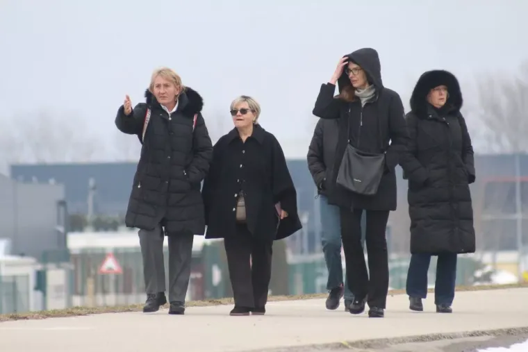 Zimski look koji osvaja: U prelo&scaron;koj Marini nema tko se nije okrenuo za plavu&scaron;om u smeđem kaputu