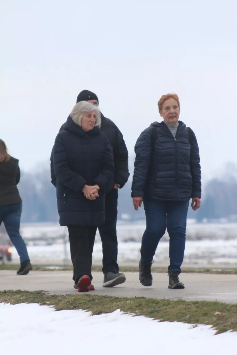 Zimski look koji osvaja: U prelo&scaron;koj Marini nema tko se nije okrenuo za plavu&scaron;om u smeđem kaputu