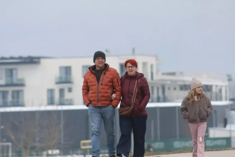 Zimski look koji osvaja: U prelo&scaron;koj Marini nema tko se nije okrenuo za plavu&scaron;om u smeđem kaputu
