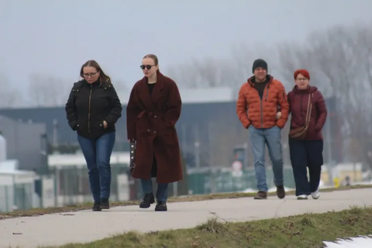 Zimski look koji osvaja: U prelo&scaron;koj Marini nema tko se nije okrenuo za plavu&scaron;om u smeđem kaputu