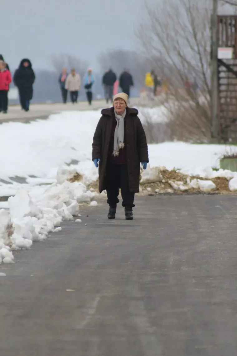 Zimski look koji osvaja: U prelo&scaron;koj Marini nema tko se nije okrenuo za plavu&scaron;om u smeđem kaputu