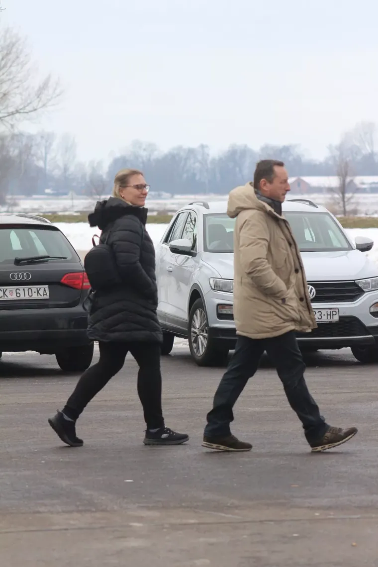 Zimski look koji osvaja: U prelo&scaron;koj Marini nema tko se nije okrenuo za plavu&scaron;om u smeđem kaputu