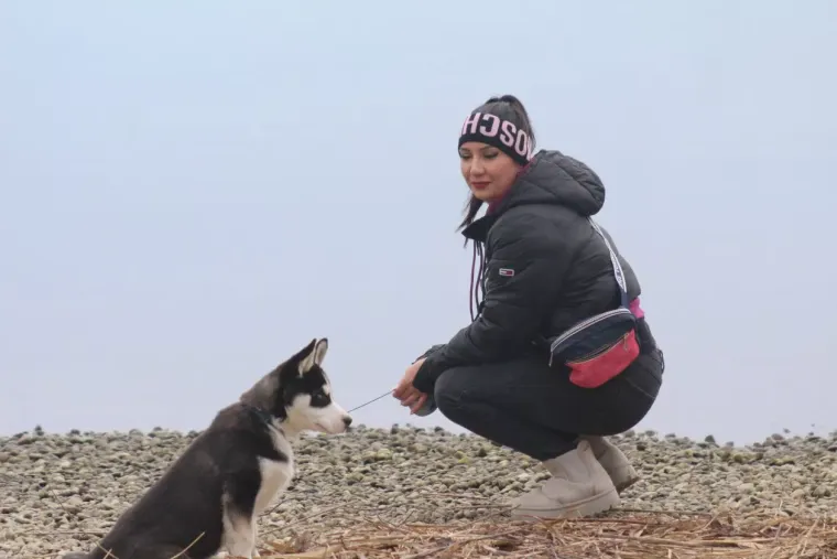 Zimski look koji osvaja: U prelo&scaron;koj Marini nema tko se nije okrenuo za plavu&scaron;om u smeđem kaputu