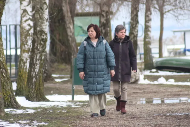 Zimski look koji osvaja: U prelo&scaron;koj Marini nema tko se nije okrenuo za plavu&scaron;om u smeđem kaputu