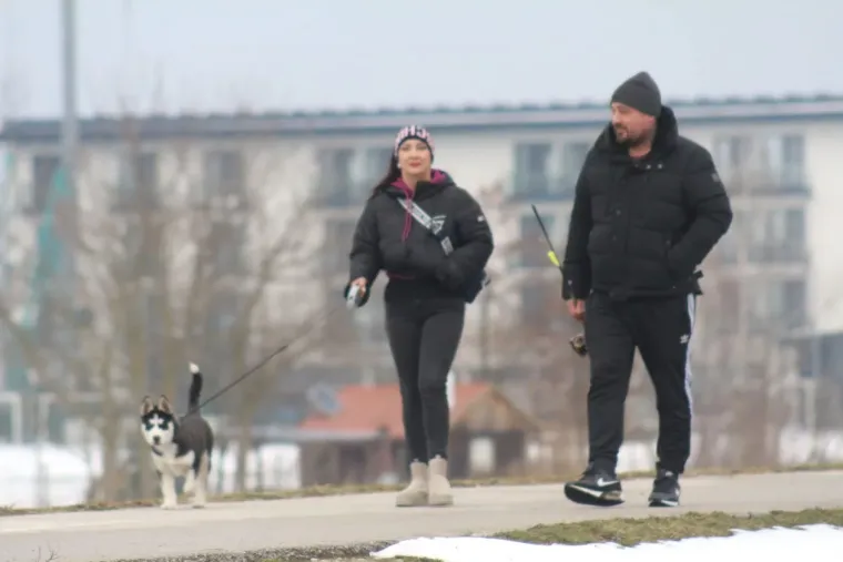 Zimski look koji osvaja: U prelo&scaron;koj Marini nema tko se nije okrenuo za plavu&scaron;om u smeđem kaputu