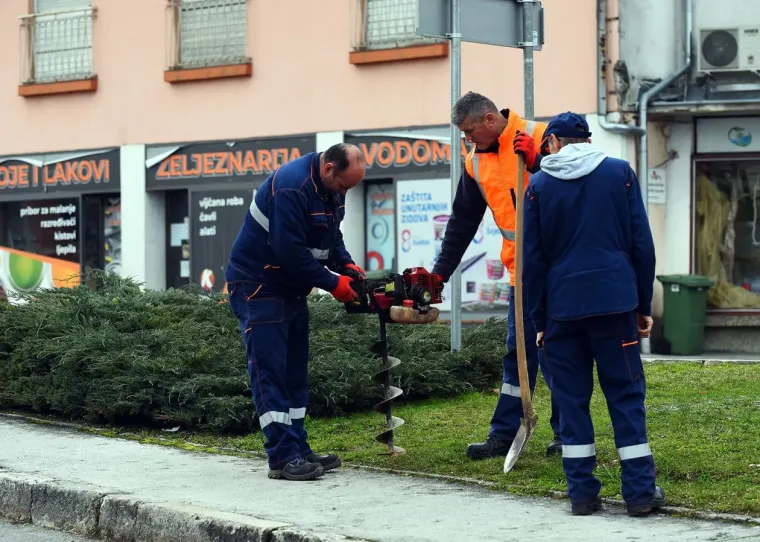 Siva svakodnevica? Ne za nju! Kovrčava crnka u uskim trapericama oživjela ulice Slunja