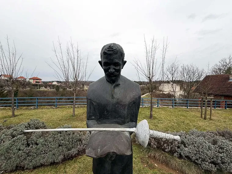 Siva svakodnevica? Ne za nju! Kovrčava crnka u uskim trapericama oživjela ulice Slunja