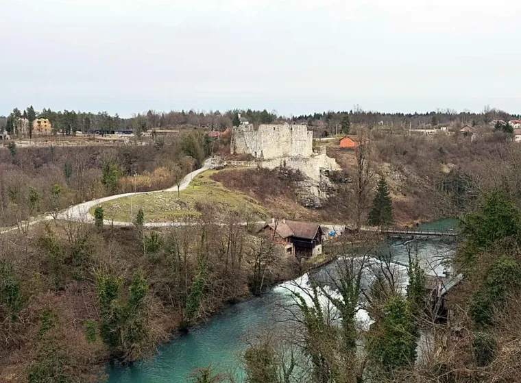 Siva svakodnevica? Ne za nju! Kovrčava crnka u uskim trapericama oživjela ulice Slunja
