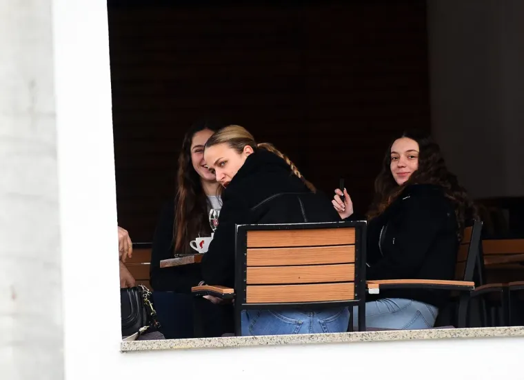 Siva svakodnevica? Ne za nju! Kovrčava crnka u uskim trapericama oživjela ulice Slunja