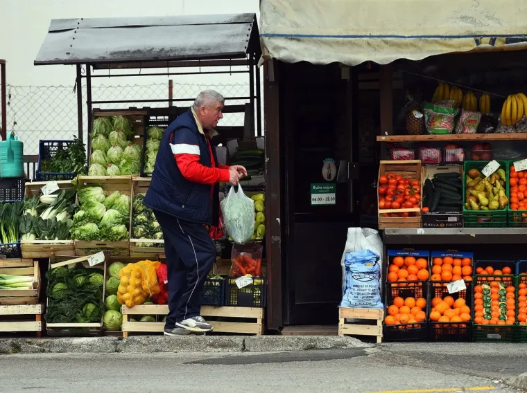 Siva svakodnevica? Ne za nju! Kovrčava crnka u uskim trapericama oživjela ulice Slunja